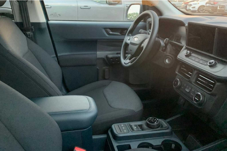 Theo đánh giá của khách hàng tại Mỹ, so với Ranger nhỏ gọn cũ, mẫu xe entry-level của Maverick trông không tệ chút nào. Nội thất cơ bản đi kèm với ghế bọc nỉ, nhiều chi tiết nhựa xám trong toàn bộ cabin. Xe được trang bị một màn hình 4,2 inch trong cụm đồng hồ. Màn hình cảm ứng trung tâm 8,0 inch tiêu chuẩn với kết nối Bluetooth và Apple CarPlay hoặc Android Auto cũng là một trang bị tốt, đủ dùng.