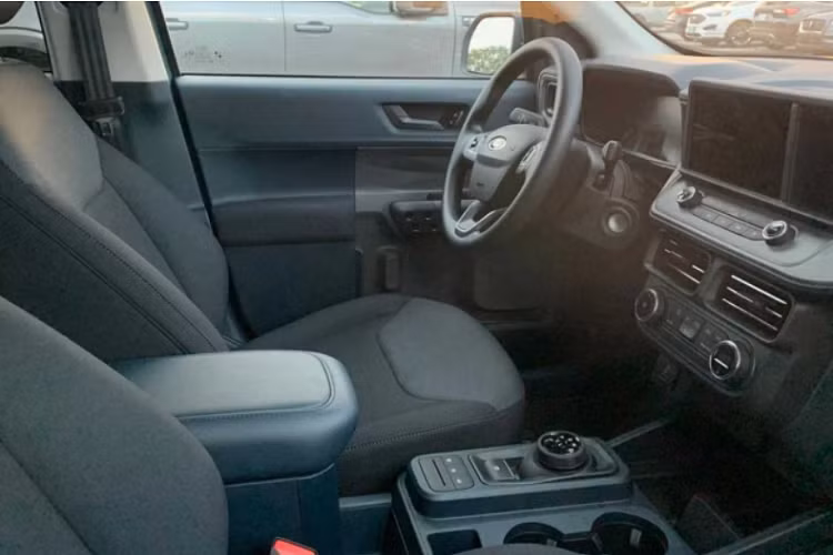 Theo đánh giá của khách hàng tại Mỹ, so với Ranger nhỏ gọn cũ, mẫu xe entry-level của Maverick trông không tệ chút nào. Nội thất cơ bản đi kèm với ghế bọc nỉ, nhiều chi tiết nhựa xám trong toàn bộ cabin. Xe được trang bị một màn hình 4,2 inch trong cụm đồng hồ. Màn hình cảm ứng trung tâm 8,0 inch tiêu chuẩn với kết nối Bluetooth và Apple CarPlay hoặc Android Auto cũng là một trang bị tốt, đủ dùng.