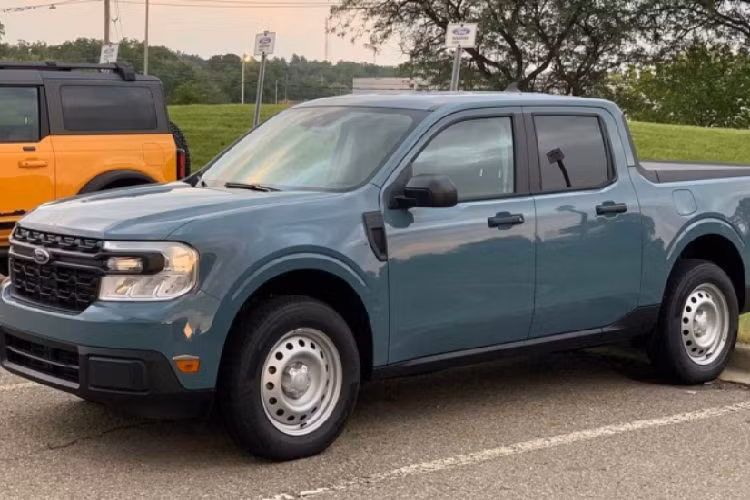 Theo hãng xe Ford công bố, Maverick có tầm phạm vi 805 km chỉ với một bình xăng. Maverick có khả năng chuyên chở hàng hoá tới 680 kg và có thể kéo hàng lên tới 907 kg. 