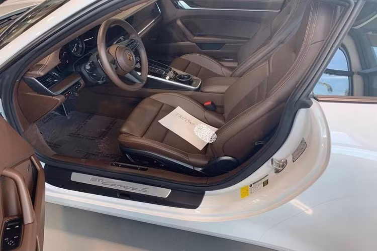 Giá xe Porsche 911 Carrera S 2020 chính hãng tại Việt Nam từ 7,65 tỷ đồng cho bản tiêu chuẩn. Chiếc xe thể thao Porsche 911 thế hệ mới của vợ chồng người chơi lan đột biến ở Hóc Môn mới mua thuộc thế hệ thứ 8. Tuy nhiên, kiểu dáng thiết kế của Porsche 911 Carrera S 2020 vẫn quen thuộc như thế hệ thứ 7. Điểm khác biệt chỉ đến từ đèn pha LED cải tiến mới, cửa hút gió và đèn LED ban ngày tinh chỉnh.