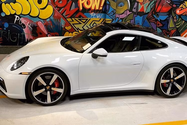 Porsche 911 Carrera S thế hệ mới cũng được nâng cấp động cơ 6 xi-lanh, dung tích 3.0 lít, tăng áp kép, sản sinh công suất tối đa 385 mã lực, tăng 15 mã lực so với thế hệ cũ. Porsche 911 Carrera S 2020 giờ đây chỉ mất thời gian 3,7 giây để có thể tăng tốc từ vị trí xuất phát lên 100 km/h trước khi đạt vận tốc tối đa 308 km/h.