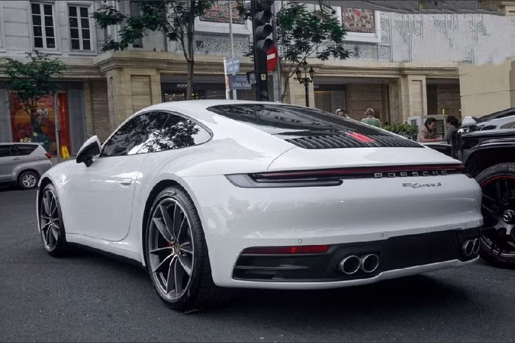 Cuối cùng là thay đổi không kém phần quan trọng chính là "dàn chân" của Porsche 911 Carrera S thế hệ thứ 8 được trang bị bộ la-zăng đa chấu kép có kích thước cho bánh trước là 20 inch và bánh sau 21 inch. "Bộ vó" này được đánh giá thiết kế đẹp mắt.