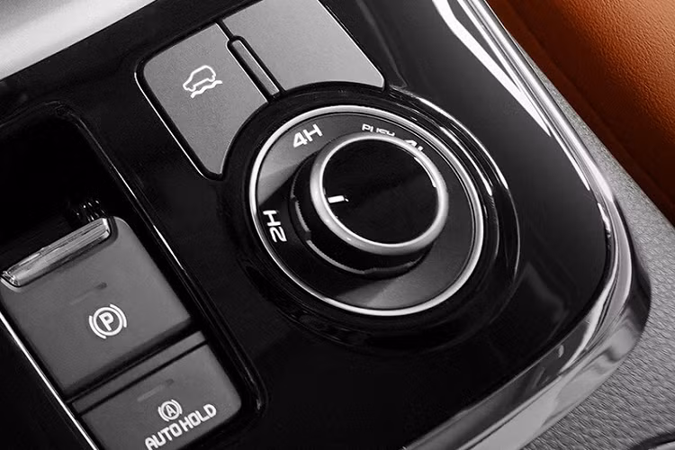 Khi mua Isuzu MU-X 2022, khách hàng vẫn có 2 lựa chọn động cơ diesel. Thứ nhất là động cơ 4 xi-lanh, tăng áp, dung tích 1.9L, tạo ra công suất tối đa 150 mã lực và mô-men xoắn cực đại 350 Nm. Thứ hai là động cơ 4 xi-lanh, tăng áp, dung tích 3.0L, cho công suất tối đa 190 mã lực và mô-men xoắn cực đại 450 Nm. Động cơ kết hợp với hộp số sàn 6 cấp hoặc hộp số tự động 6 cấp. Ngoài ra, xe còn có hệ dẫn động 1 cầu hoặc 2 cầu, tùy phiên bản.