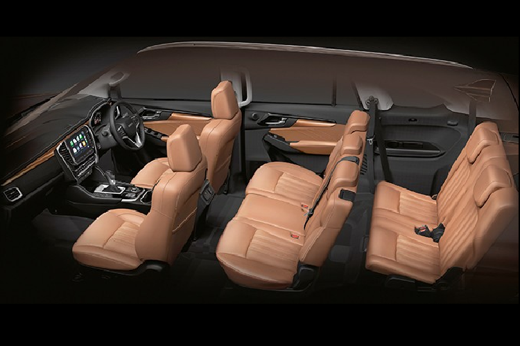 Đằng sau, Isuzu MU-X 2022 có cụm đèn hậu 2 mảnh với thiết kế mượt hơn, vị trí lắp biển số được đẩy dịch xuống bên dưới, nhường chỗ cho tem chữ nổi "Isuzu" trên cửa cốp và cửa cốp chỉnh điện. Bên trong xe, Isuzu MU-X 2022 được trang bị núm xoay chọn chế độ của hệ dẫn động 4 bánh nằm trên cụm điều khiển trung tâm, phanh đỗ xe điện tử, cửa gió điều hòa trên trần xe dành cho 2 hàng ghế sau, hàng ghế thứ hai gập 60:40 và hàng ghế thứ ba gập 50:50.