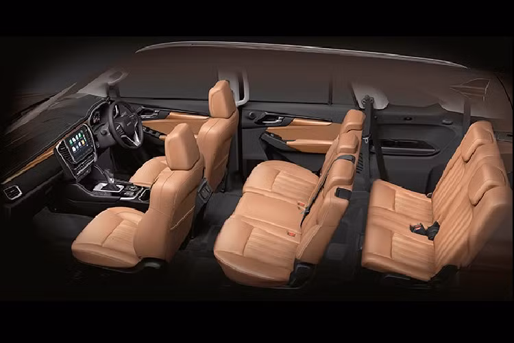 Đằng sau, Isuzu MU-X 2022 có cụm đèn hậu 2 mảnh với thiết kế mượt hơn, vị trí lắp biển số được đẩy dịch xuống bên dưới, nhường chỗ cho tem chữ nổi "Isuzu" trên cửa cốp và cửa cốp chỉnh điện. Bên trong xe, Isuzu MU-X 2022 được trang bị núm xoay chọn chế độ của hệ dẫn động 4 bánh nằm trên cụm điều khiển trung tâm, phanh đỗ xe điện tử, cửa gió điều hòa trên trần xe dành cho 2 hàng ghế sau, hàng ghế thứ hai gập 60:40 và hàng ghế thứ ba gập 50:50.