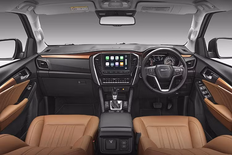 Ở thị trường Thái Lan, mẫu SUV hạng D này có những trang bị nội thất đáng chú ý như màn hình màu đa thông tin TFT trong bảng đồng hồ, màn hình thông tin giải trí cảm ứng 7 inch hoặc 9 inch, mở cửa không cần chìa khóa, khởi động máy bằng nút bấm, điều hòa tự động 2 vùng với lọc bụi mịn PM2.5 và hệ thống đèn viền nội thất.