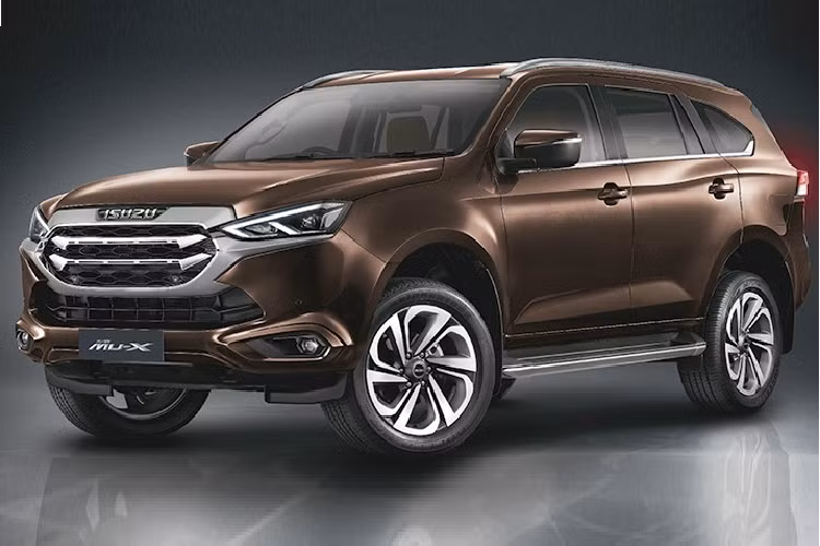 Isuzu vvừa chính thức giới thiệu phiên bản mới của dòng SUV cỡ trung MU-X ở thị trường Thái Lan. Về ngoại hình, Isuzu MU-X 2022 mới không thay đổi về thiết kế so với trước vì mới được nâng cấp toàn diện vào hồi tháng 10/2020. Thay vào đó, hãng Isuzu chỉ thay đổi các bản trang bị và bổ sung tính năng cho mẫu SUV hạng D này.