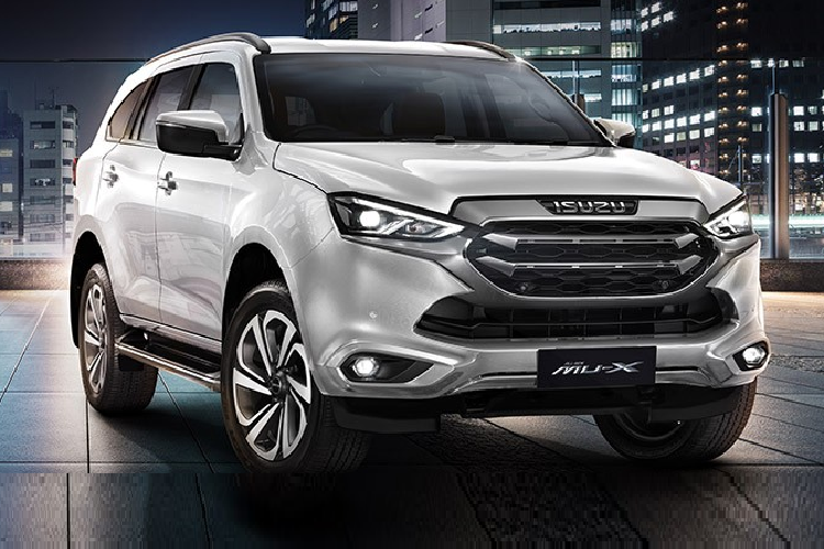 Ngoài ra, Isuzu MU-X 2022 còn được bổ sung hệ thống phanh khẩn cấp tự động ở bản Ultimate cao cấp. Hệ thống này sẽ đi kèm với tính năng hỗ trợ rẽ phải mới. Trừ những thay đổi trên, Isuzu MU-X 2022 không có gì khác so với phiên bản cũ. Ở thế hệ mới, mẫu SUV cỡ trung này dài hơn 25 mm, rộng hơn 10 mm, cao hơn 35 mm và chiều dài cơ sở tăng 10 mm. Cụ thể, xe sở hữu chiều dài 4.850 mm, rộng 1.870 mm, cao 1.875 mm và chiều dài cơ sở 2.855 mm.
