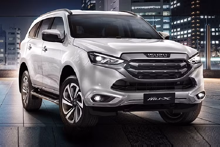 Ngoài ra, Isuzu MU-X 2022 còn được bổ sung hệ thống phanh khẩn cấp tự động ở bản Ultimate cao cấp. Hệ thống này sẽ đi kèm với tính năng hỗ trợ rẽ phải mới. Trừ những thay đổi trên, Isuzu MU-X 2022 không có gì khác so với phiên bản cũ. Ở thế hệ mới, mẫu SUV cỡ trung này dài hơn 25 mm, rộng hơn 10 mm, cao hơn 35 mm và chiều dài cơ sở tăng 10 mm. Cụ thể, xe sở hữu chiều dài 4.850 mm, rộng 1.870 mm, cao 1.875 mm và chiều dài cơ sở 2.855 mm.