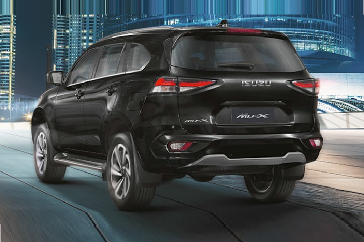 Không chỉ tăng kích thước, mẫu xe SUV Isuzu MU-X mới còn được trang bị cụm đèn pha LED mượt mà hơn, đi kèm dải đèn LED định vị ban ngày, lưới tản nhiệt mới với 2 nan nằm ngang gợi liên tưởng đến cặp "răng nanh" và 2 đèn sương mù nhỏ hình tròn trên cản trước. Tiếp đến là đường gân dập nổi, chạy từ chắn bùn trước đến cột D, kính cửa sổ thay đổi hoàn toàn, cột C mỏng hơn và vành la-zăng có đường kính từ 17-20 inch.