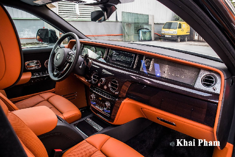 Trong khi ngoại thất xe có nhiều thay đổi lớn thì cabin của Rolls-Royce Phantom VIII gần như được giữ nguyên. Xe vẫn sở hữu 2 màn hình TFT 12,3 inch cùng tổ hợp đồng hồ dạng cơ, ghế ngồi phía trước được bổ sung những tấm ván gỗ ốp bóng ở lưng ghế giúp gia tăng mức độ sang trọng của xe.