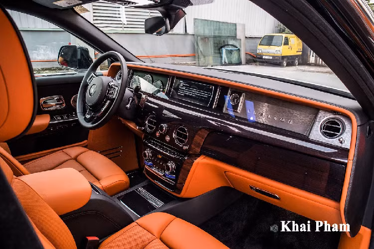 Trong khi ngoại thất xe có nhiều thay đổi lớn thì cabin của Rolls-Royce Phantom VIII gần như được giữ nguyên. Xe vẫn sở hữu 2 màn hình TFT 12,3 inch cùng tổ hợp đồng hồ dạng cơ, ghế ngồi phía trước được bổ sung những tấm ván gỗ ốp bóng ở lưng ghế giúp gia tăng mức độ sang trọng của xe.