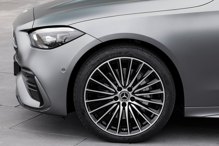 Hãng xe Đức bổ sung 5 màu sơn và các tùy chọn mâm mới cho C-Class 2022. Nội thất xe cũng có các tùy chọn về vật liệu mới. Mercedes bắt đầu phân phối C-Class thế hệ mới tại Mỹ vào nửa đầu năm 2022.