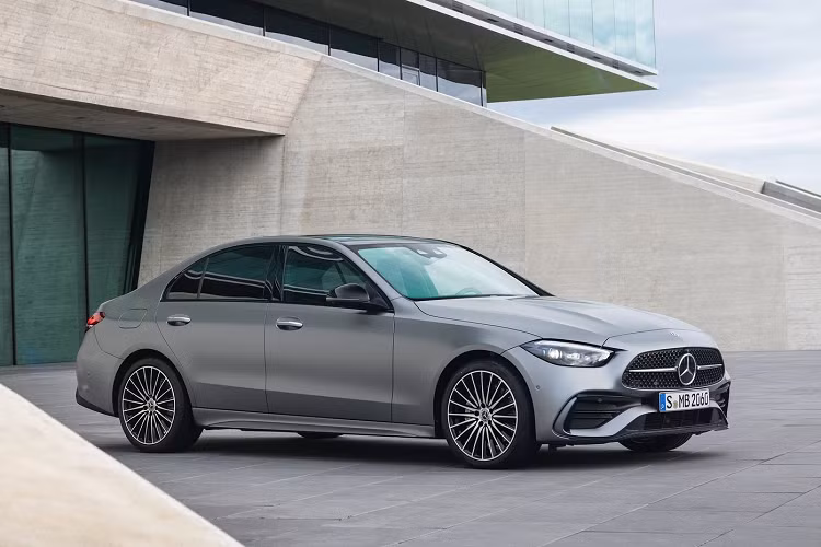 Mercedes-Benz vừa công bố các phiên bản cho chiếc C-Class 2022. Mẫu sedan này có 3 phiên bản gồm Premium, Exclusive và Pinnacle. Các phiên bản Mercedes-Benz C-Class 2022 mới này dành riêng cho thị trường Mỹ, các thị trường khác có thể thay đổi tên gọi hoặc có khác biệt về tùy chọn.
