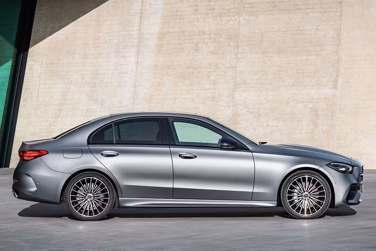 C-Class mới có chiều dài tổng thể dài hơn thế hệ cũ 65 mm, trục cơ sở dài hơn 25,4 mm. Việc thiết kế trung tính hơn và kích thước cải thiện giúp C-Class giảm đi tính thể thao so với đời cũ.