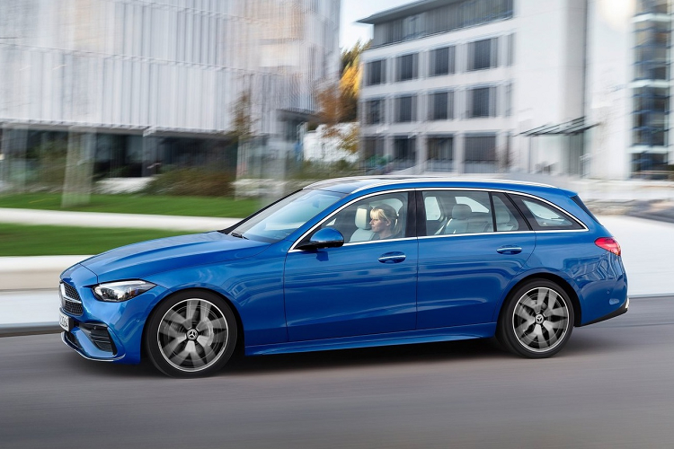 Tại một số thị trường, Mercedes-Benz sẽ cung cấp thêm C-Class biến thể wagon. So với biến thể sedan, C-Class wagon có khoang hành lý phía sau lớn hơn 30 lít, giúp mẫu xe này tiếp cận nhiều nhóm khách hàng hơn. Mức giá xe Mercedes-Benz C-Class 2022 tại Mỹ chứ được công bố.