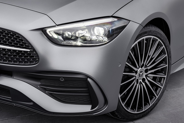 Với tên mã W206, C-Class thế hệ mới có kiểu dáng như một chiếc S-Class thu nhỏ. Dễ dàng nhận ra các chi tiết lấy cảm hứng từ S-Class gồm cụm đèn trước hình thang với đèn định vị dạng móc câu, lưới tản nhiệt to và mảnh hơn, đèn hậu tạo hình đa giác.