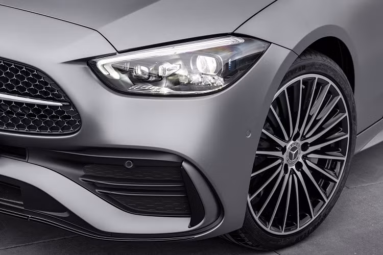 Với tên mã W206, C-Class thế hệ mới có kiểu dáng như một chiếc S-Class thu nhỏ. Dễ dàng nhận ra các chi tiết lấy cảm hứng từ S-Class gồm cụm đèn trước hình thang với đèn định vị dạng móc câu, lưới tản nhiệt to và mảnh hơn, đèn hậu tạo hình đa giác.