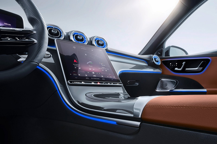 Gói trang bị AMG Line cũng sẽ có sẵn cho cả 3 phiên bản, bổ sung các chi tiết thể thao như lưới tản nhiệt dạng kim cương, mâm AMG, các điểm nhấn sơn đen. Ở bên trong, gói này cung cấp vô-lăng AMG thể thao, thảm sàn AMG.