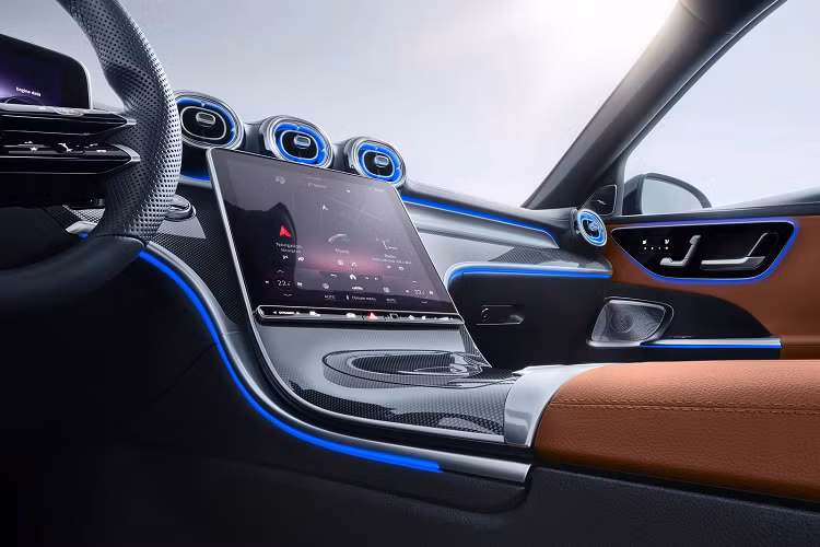 Gói trang bị AMG Line cũng sẽ có sẵn cho cả 3 phiên bản, bổ sung các chi tiết thể thao như lưới tản nhiệt dạng kim cương, mâm AMG, các điểm nhấn sơn đen. Ở bên trong, gói này cung cấp vô-lăng AMG thể thao, thảm sàn AMG.