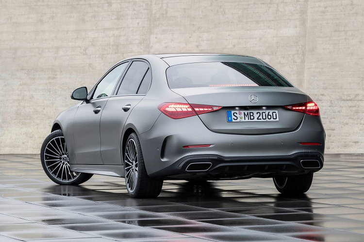 Tất cả phiên bản Mercedes-Benz C-Class 2022 tại Mỹ đều có tùy chọn cấu hình dẫn động cầu sau hoặc dẫn động 4 bánh. Sự khác biệt của các phiên bản đến từ trang bị đi kèm.