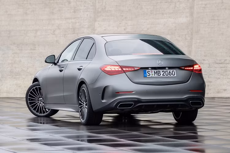 Tất cả phiên bản Mercedes-Benz C-Class 2022 tại Mỹ đều có tùy chọn cấu hình dẫn động cầu sau hoặc dẫn động 4 bánh. Sự khác biệt của các phiên bản đến từ trang bị đi kèm.