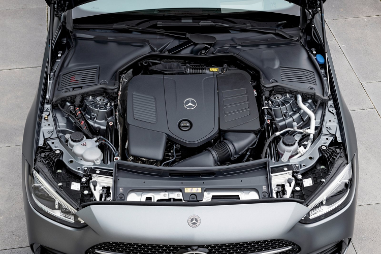 Ở giai đoạn đầu, C-Class 2022 chỉ có phiên bản động cơ xăng tăng áp 2.0L M254 kết hợp motor điện. C 300 và C 300 4MATIC có công suất 255 mã lực và mô-men xoắn 400 Nm trong khi motor điện bổ sung thêm 20 mã lực. Xe có khả năng tăng tốc 0-100 km/h trong 5,9 giây, tốc độ tối đa 210 km/h.