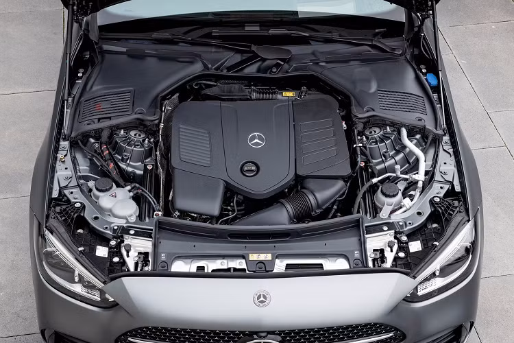 Ở giai đoạn đầu, C-Class 2022 chỉ có phiên bản động cơ xăng tăng áp 2.0L M254 kết hợp motor điện. C 300 và C 300 4MATIC có công suất 255 mã lực và mô-men xoắn 400 Nm trong khi motor điện bổ sung thêm 20 mã lực. Xe có khả năng tăng tốc 0-100 km/h trong 5,9 giây, tốc độ tối đa 210 km/h.