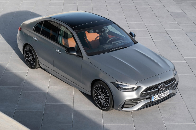 Mercedes-Benz C-Class 2022 thuộc thế hệ thứ 5 của dòng sedan này, ra mắt đầu năm nay. Ở thế hệ mới, C-Class được thay đổi cả về thiết kế bên ngoài, công nghệ và động cơ.