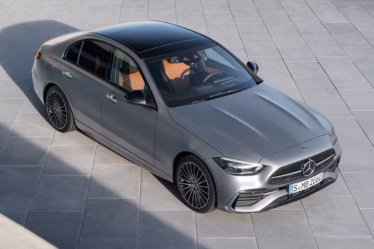 Mercedes-Benz C-Class 2022 thuộc thế hệ thứ 5 của dòng sedan này, ra mắt đầu năm nay. Ở thế hệ mới, C-Class được thay đổi cả về thiết kế bên ngoài, công nghệ và động cơ.