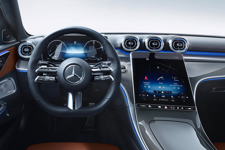 Trang bị tiêu chuẩn của C-Class 2022 gồm bảng đồng hồ kỹ thuật số 12,3 inch, màn hình trung tâm 11,9 inch được đặt dọc và nghiêng góc 6 độ về người lái để thuận tiện cho việc thao tác. Các chi tiết này lấy cảm hứng từ S-Class thế hệ mới.