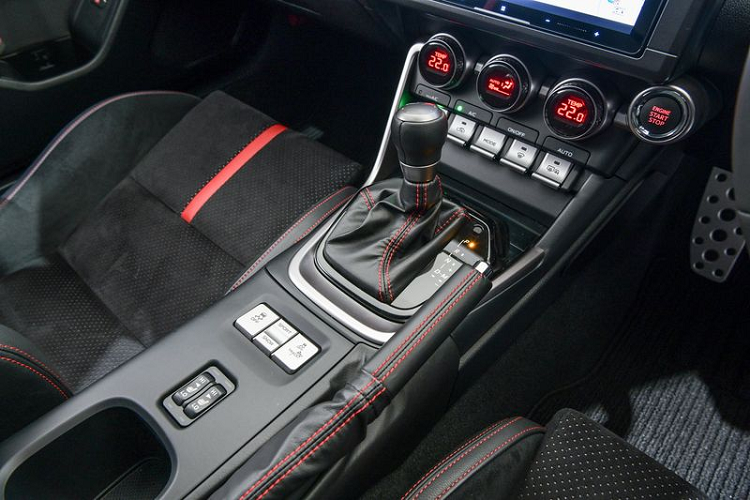 Nút bấm khởi động được đặt gọn gàng ngay dưới màn hình thông tin giải trí ở trung tâm. Nằm phía sau vô lăng là bảng đồng hồ kỹ thuật số 7 inch có khả năng tự động thay đổi giao diện phù hợp với từng chế độ lái khác nhau.