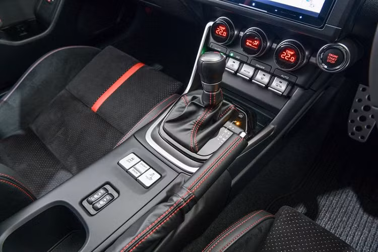 Nút bấm khởi động được đặt gọn gàng ngay dưới màn hình thông tin giải trí ở trung tâm. Nằm phía sau vô lăng là bảng đồng hồ kỹ thuật số 7 inch có khả năng tự động thay đổi giao diện phù hợp với từng chế độ lái khác nhau.