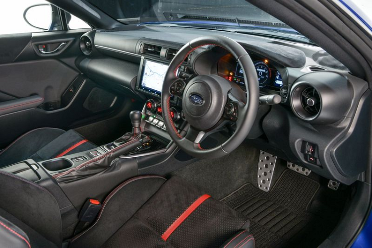 Ở bên trong, cabin của Subaru BRZ 2022 sở hữu thiết kế thể thao và trẻ trung với nhiều trang bị công nghệ hàng đầu. Bảng taplo có xu hướng nghiêng về vị trí ghế lái, giúp người lái dễ dàng thao tác hơn. Màn hình cảm ứng 8 inch cung cấp khả năng hiển thị hệ thống thông tin giải trí một cách sắc nét với giao diện trực quan và dễ sử dụng.