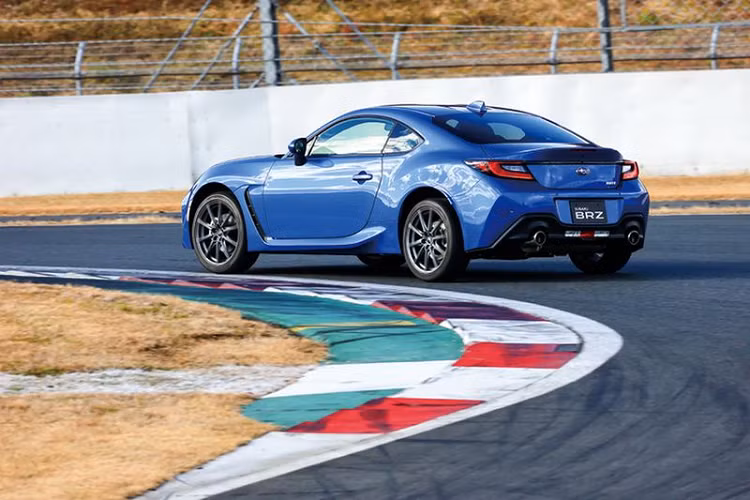 Subaru vẫn chưa công bố những con số hiệu suất của BRZ 2022 nhưng có lẽ chiếc coupe thể thao sẽ có khả năng tương đương với GR 86 (tăng tốc từ 0 - 100 km/h trong 6,3 giây).