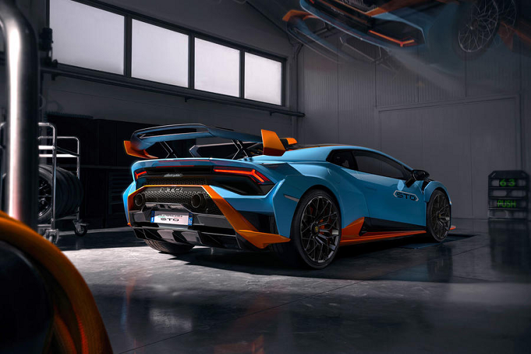 Lamborghini cũng bổ sung ba chế độ lái mới cho hệ thống ANIMA trong Huracan STO bao gồm chế độ STO, Trofeo và Pioggia. Chế độ STO dành cho lái xe trên đường, trong khi Trofeo tập trung vào việc cung cấp cho người lái tất cả hiệu suất bạn cần cho thời gian vòng đua nhanh chóng. Tất nhiên, Pioggia có nghĩa là “mưa”, vì vậy chủ nhân sẽ được tối ưu hóa cho hệ thống kiểm soát lực kéo, mô-men xoắn và ABS để có thể yên tâm đối phó với các con đường nhựa ướt, nơi rất dễ xảy ra tình trạng mất kiểm soát siêu xe.