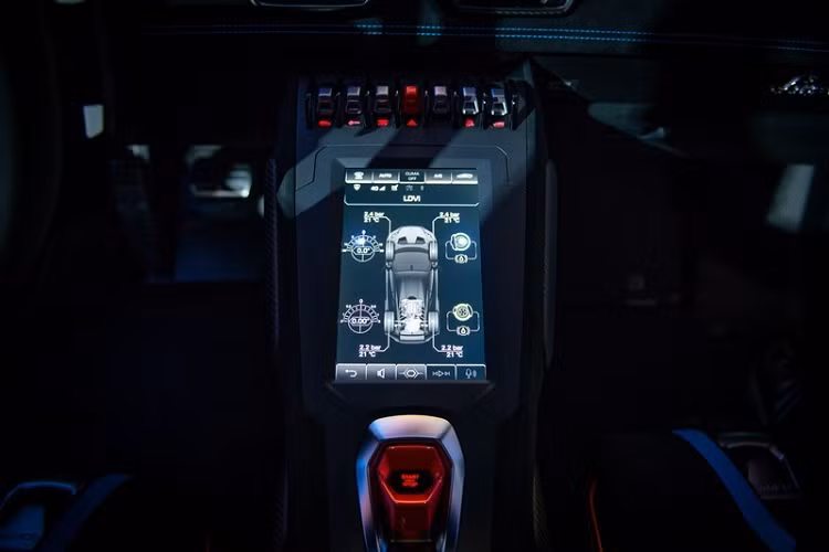 Nắp che động cơ phía sau dạng mở rời, tích hợp hốc gió NACA và vây cá, được làm bằng sợi carbon. Siêu xe Lamborghini Huracan STO đạt được lực ép ở mức cao nhất trong phân khúc với khả năng cân bằng tốt nhất cho một chiếc xe dẫn động cầu sau. Hiệu suất tổng thể của luồng không khí được cải thiện 37% và lực ép được tăng lên tới 53%, cao hơn cả Lamborghini Huracan Performante. Xe sử dụng bộ mâm được làm bằng ma-giê, kích thước 20 inch. Thay cho lốp Pirelli, mẫu xe này được trang bị lốp Bridgestone Potenza thích hợp cho cả việc chạy trường đua và chạy đường phố.