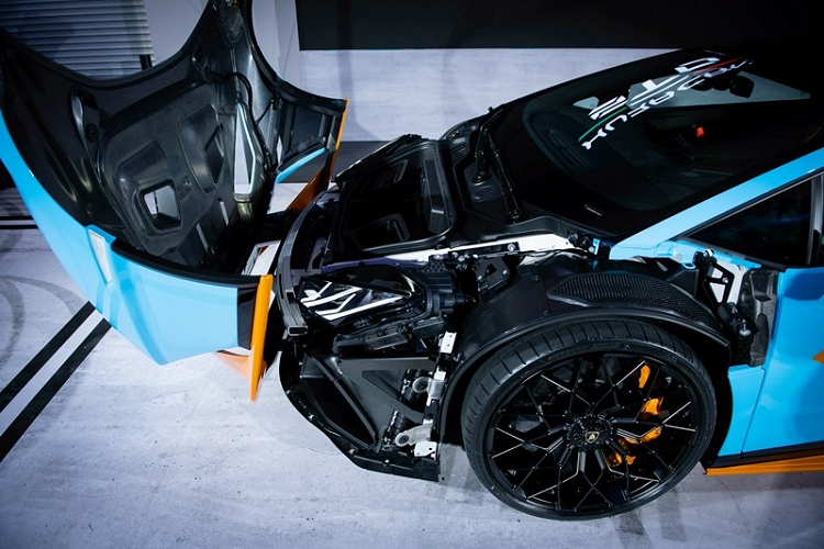 Siêu xe Lamborghini Huracan STO tăng tốc từ vị trí xuất phát lên 100 km/h chỉ trong thời gian 3 giây, thêm 6 giây nữa để chiếc siêu xe Lamborghini Huracan STO đạt tốc độ 200 km/h trước khi lao đến tốc độ tối đa của xe là 310 km/h. Gọn ở đây chính là việc siêu xe Lamborghini Huracan STO dù bước ra từ đường đua nhưng có ngoại hình rất ấn tượng, trọng lượng giảm cân đáng kể so với các phiên bản Huracan trước đó.