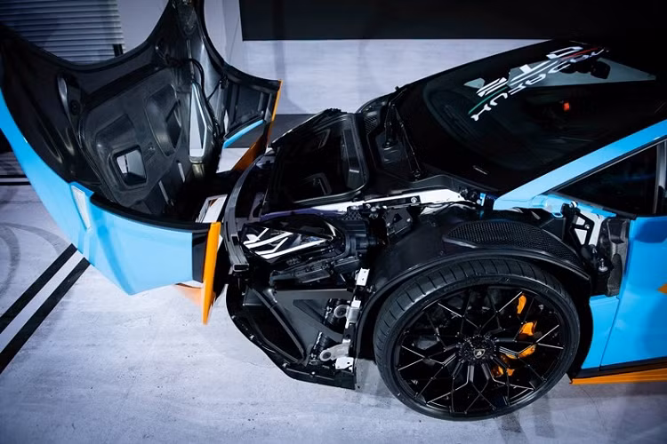 Siêu xe Lamborghini Huracan STO tăng tốc từ vị trí xuất phát lên 100 km/h chỉ trong thời gian 3 giây, thêm 6 giây nữa để chiếc siêu xe Lamborghini Huracan STO đạt tốc độ 200 km/h trước khi lao đến tốc độ tối đa của xe là 310 km/h. Gọn ở đây chính là việc siêu xe Lamborghini Huracan STO dù bước ra từ đường đua nhưng có ngoại hình rất ấn tượng, trọng lượng giảm cân đáng kể so với các phiên bản Huracan trước đó.