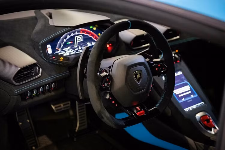 Chắn bùn sau của Lamborghini Huracan STO có nguồn gốc từ Super Trofeo EVO, về cơ bản chi tiết này đóng vai trò như một khe hút gió cho động cơ, cho phép giảm 30% tổn thất áp suất tĩnh. Trong khi đó, mui xe của động cơ phía sau có một ống hút gió tích hợp và bộ làm lệch hướng không khí chuyên dụng. Tiếp đó là vây cá mập, cánh gió sau có thể điều chỉnh, ống dẫn làm mát phanh trước mới và phanh Brembo CCM-R.