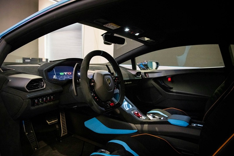 Được biết, các đại gia ở Thái Lan còn mạnh tay mua đến 10 chiếc siêu xe Lamborghini Huracan STO nhưng chưa rõ thời gian giao hàng đầu tiên là vào khi nào. Được biết, Lamborghini Huracan STO có giá khởi điểm từ 327.838 USD (chưa bao gồm thuế) tại Hoa Kỳ, 249.412 EUR (chưa thuế) ở Châu Âu, 216.677 GBP (chưa thuế) tại Anh, 3,9 triệu nhân dân tệ, tương đương 13,8 tỷ đồng (đã bao gồm thuế) tại Trung Quốc và 37,5 triệu Yen (không bao gồm thuế) tại Nhật Bản.