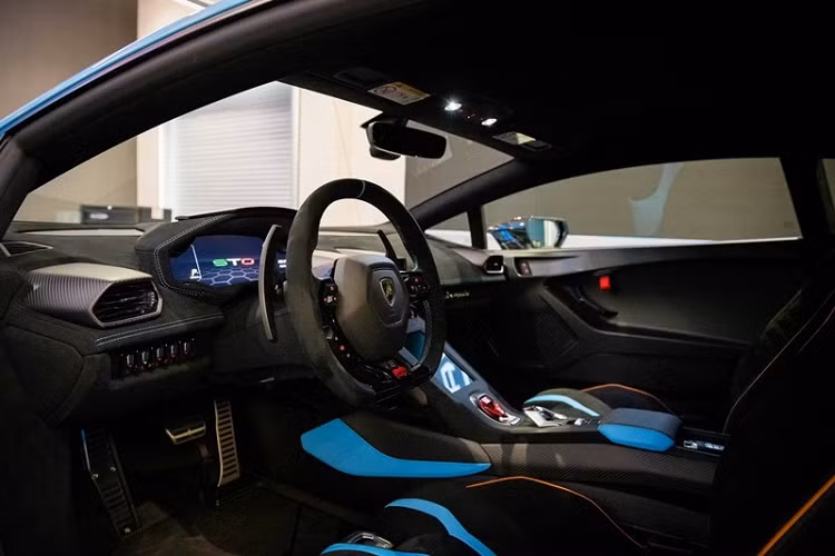 Được biết, các đại gia ở Thái Lan còn mạnh tay mua đến 10 chiếc siêu xe Lamborghini Huracan STO nhưng chưa rõ thời gian giao hàng đầu tiên là vào khi nào. Được biết, Lamborghini Huracan STO có giá khởi điểm từ 327.838 USD (chưa bao gồm thuế) tại Hoa Kỳ, 249.412 EUR (chưa thuế) ở Châu Âu, 216.677 GBP (chưa thuế) tại Anh, 3,9 triệu nhân dân tệ, tương đương 13,8 tỷ đồng (đã bao gồm thuế) tại Trung Quốc và 37,5 triệu Yen (không bao gồm thuế) tại Nhật Bản.