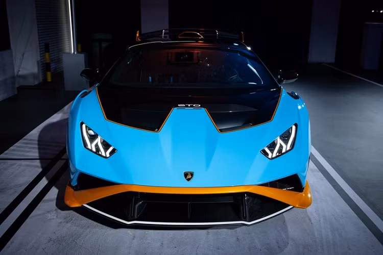 Mới đây nhất, chiếc siêu xe Lamborghini Huracan STO đã được lần đầu tiên vén màn tại thị trường Đông Nam Á, nơi có giá bán siêu xe đắt đỏ bậc nhất của thế giới. Đất nước Asean đầu tiên được giới thiệu mẫu siêu xe mới tinh Lamborghini Huracan STO chính là Thái Lan.
