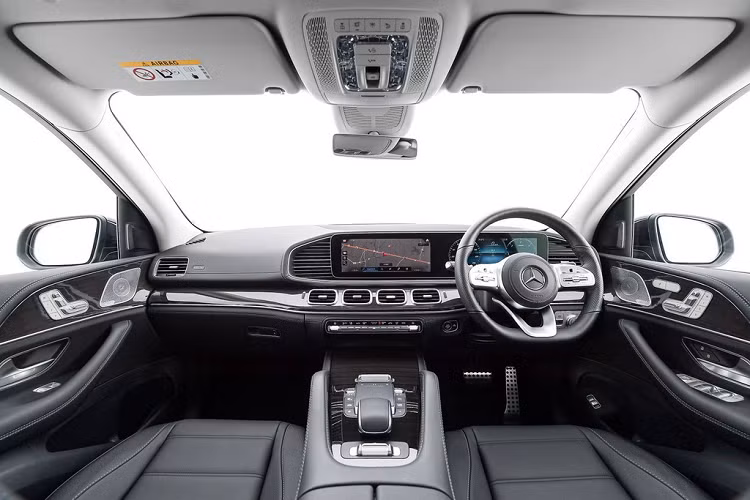 Bên trong, xe có hệ thống thông tin giải trí MBUX. Các trang bị nổi bật có thể kể đến như 2 màn hình 12,3 inch nối liền nhau ở bảng táp-lô, cụm điều khiển trung tâm dạng cảm ứng, hệ thống âm thanh vòm Burmester 13 loa, điều hoà tự động 3 vùng... Hàng ghế thứ 2 cũng có 2 màn hình giải trí cảm ứng 11,6 inch, tai nghe không dây. Đèn trang trí nội thất có 64 màu 
