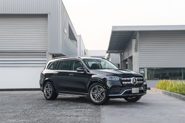 Mẫu xe SUV Mercedes-Benz GLS 350 d 4MATIC AMG Premium được trang bị tiêu chuẩn hệ thống đèn pha Multibeam LED và Highbeam Utra Range với cường độ sáng cao và dài hơn, có thể điều chỉnh độc lập. Ngoài ra, mẫu SUV này còn có hệ thống phát hiện vật thể dựa vào tính toán độ sáng. Đèn hậu cũng ở dạng LED. 