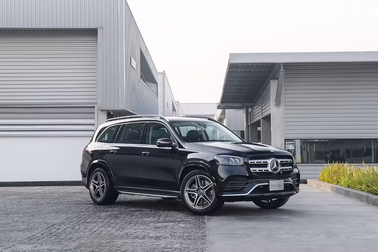 Mẫu xe SUV Mercedes-Benz GLS 350 d 4MATIC AMG Premium được trang bị tiêu chuẩn hệ thống đèn pha Multibeam LED và Highbeam Utra Range với cường độ sáng cao và dài hơn, có thể điều chỉnh độc lập. Ngoài ra, mẫu SUV này còn có hệ thống phát hiện vật thể dựa vào tính toán độ sáng. Đèn hậu cũng ở dạng LED. 