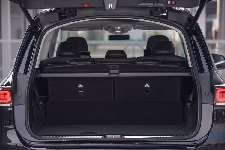 Mẫu SUV này còn có chức năng hỗ trợ ra vào xe, tựa lưng ở hàng ghế thứ 2 có thể gập lại bằng điện để người ngồi ở hàng ghế thứ 3 ra vào dễ dàng hơn. Dung tích khoang hành lý của mẫu xe này lên đến 2.400 lít nếu gập 2 hàng ghế. 