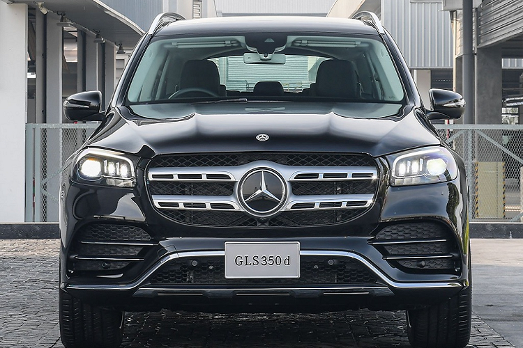 Ngoài ra, GLS 350 d 4MATIC AMG Premium còn có gói hỗ trợ lái địa hình, bao gồm hệ dẫn động 4 bánh toàn thời gian 4MATIC, giúp tăng hiệu quả xử lý trên đường trơn trượt, hệ thống treo AIRMATIC và lần đầu tiên có chức năng Carwash Mode được kích hoạt qua màn hình trung tâm. 