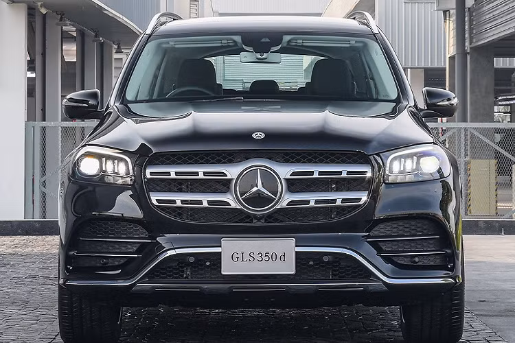 Ngoài ra, GLS 350 d 4MATIC AMG Premium còn có gói hỗ trợ lái địa hình, bao gồm hệ dẫn động 4 bánh toàn thời gian 4MATIC, giúp tăng hiệu quả xử lý trên đường trơn trượt, hệ thống treo AIRMATIC và lần đầu tiên có chức năng Carwash Mode được kích hoạt qua màn hình trung tâm. 
