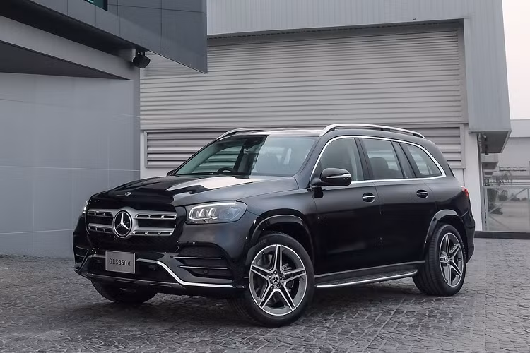 Mercedes-Benz Thái Lan vừa cho ra mắt chiếc GLS 350 d 4MATIC AMG Premium 2021. Mẫu SUV hạng sang được lắp ráp trong nước, giá xe Mercedes-Benz GLS 350 d AMG bán ra 6,499 triệu baht (tương đương 216.562 USD). Đây là đối thủ cạnh tranh với BMW X7 hay Lexus LX570. Tại Việt Nam, Mercedes-Benz GLS 450 4MATIC được nhập khẩu từ Mỹ, có giá 4,9 tỷ đồng. 
